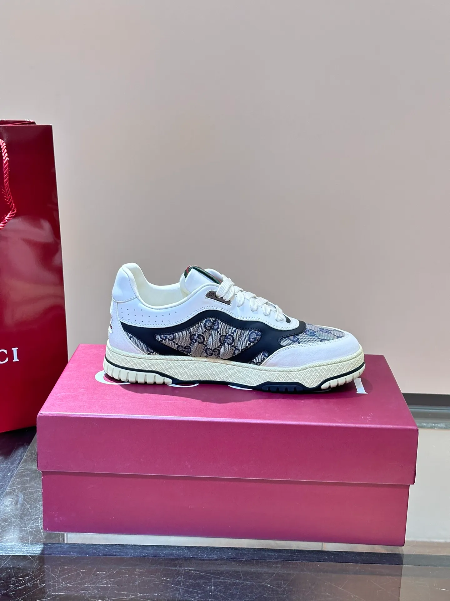 Men's Men's Shoes 💰480 [New Style] 🦨🦨Gucci 𝐆𝐮𝐜𝐜𝐢 𝐑𝐞-𝐖𝐞𝐛 As a sneaker created by Sabato De Sarno for Gucci, the Re-Web series reinterprets the brand's classic stripes, with bold and unique details to set off a modern silhouette design. These shoes are crafted from white leather. This new sneaker is ingeniously decorated with many of the brand's classic details, and is equipped with a bright red and green webbing tongue, which will make people fall in love at first sight. White leather has been specially treated to be soft and shiny, with an embossed grained texture. Script Gucci logo and Interlocking G web label with Interlocking G and script Gucci logo. Rubber outsole with Interlocking G detail eyelets. Web tongue. Size: Female 35-40 (Female 41, 42 customized). Male 38-44 (45, 46 customized)